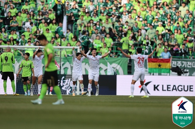 개막전에서 부천FC에 패배한 전북현대(초록색 유니폼). /사진=한국프로축구연맹 제공