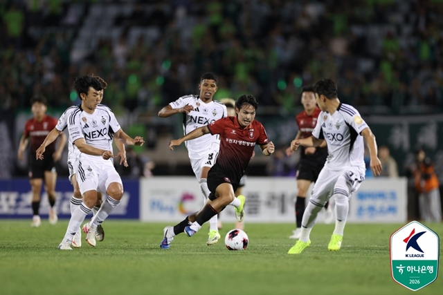 부천FC 김동현(가운데)이 전북현대 수비진을 상대로 드리블을 시도하고 있다. /사진=한국프로축구연맹 제공