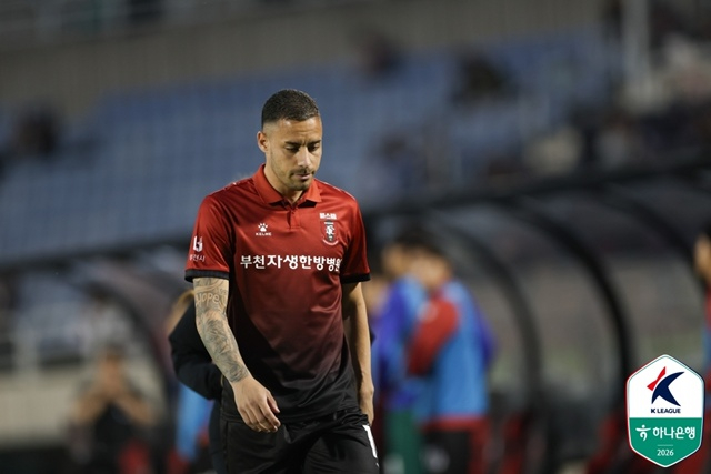 퇴장을 당한 부천FC 바사니가 경기장을 빠져나가고 있다. /사진=한국프로축구연맹 제공