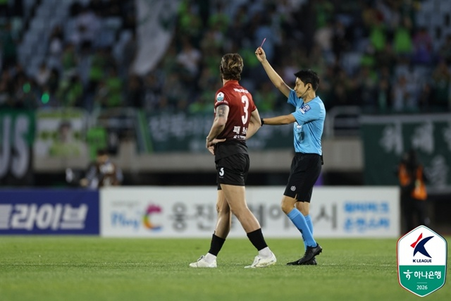 부천FC 바사니를 향해 레드카드를 들어보이는 주심(오른쪽). /사진=한국프로축구연맹 제공