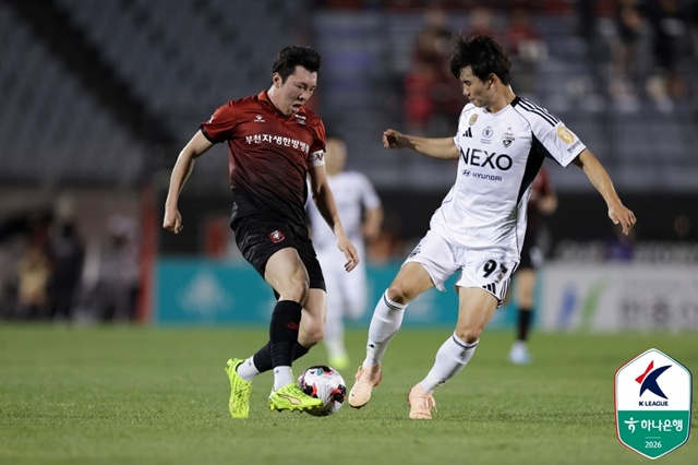 경기에 집중하는 부천FC 신재원(왼쪽). /사진=한국프로축구연맹 제공