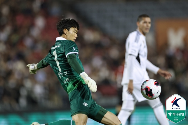 경기에 집중하는 김형근(왼쪽). /사진=한국프로축구연맹 제공