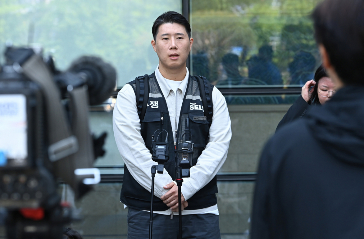 [수원=뉴시스] 김종택기자 = 최승호 초기업노조 삼성전자지부 위원장이 13일 경기 수원시 영통구 수원지방법원에서 열린 삼성전자 노조 위법 쟁의행위 금지 가처분 신청 2차 심문을 마친 뒤 입장을 밝히고 있다. 2026.05.13. jtk@newsis.com /사진=김종택