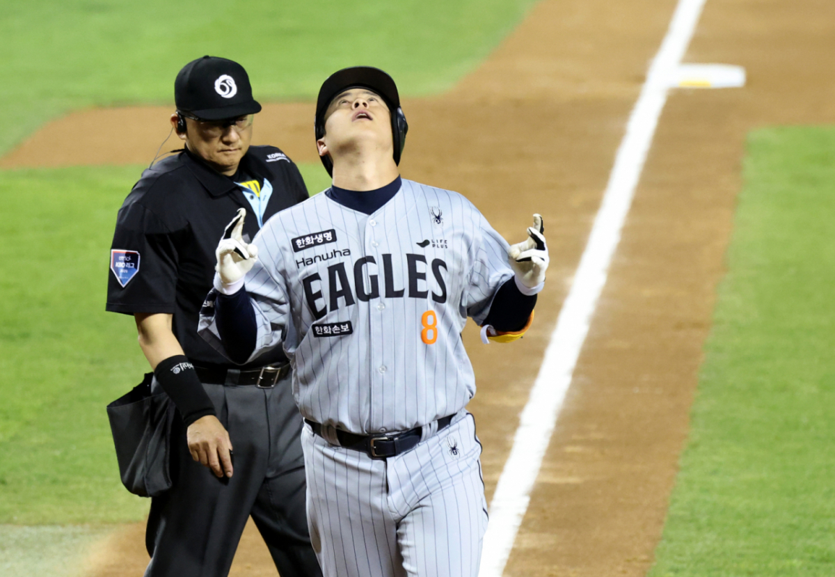 1군에 전격 복귀한 한화 4번타자 노시환이 23일 잠실야구장에서 열리는 2026 KBO리그 LG트윈스와 한화이글스 경기 4회초 1사후 함덕주를 상대로 좌중월 솔로홈런을 터트린 후 홈인하고 있다.  2-2 동점을 만든 한화.2026.04.23. /사진=강영조 선임기자