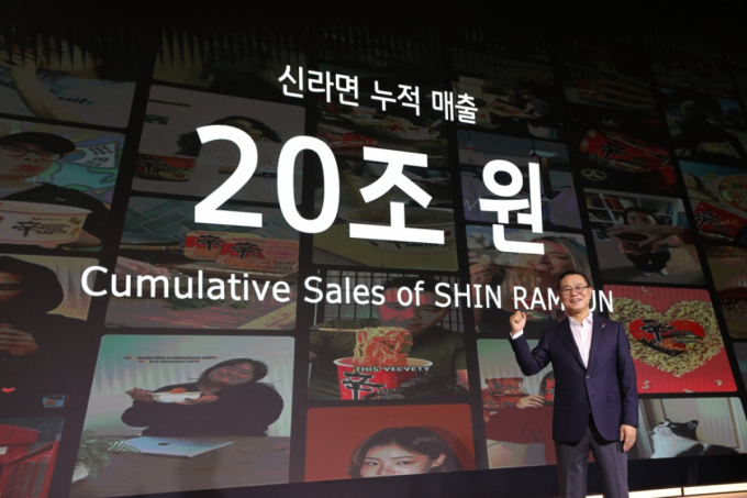 농심 신라면 국내 라면 최초 누적 매출 20조원을 달성했다고 밝혔다. 조용철 농심 대표이사가 13일 오전 서울 중구에서 열린 글로벌 포럼에서 이 같은 성과를 설명하는 모습 /사진제공=농심.