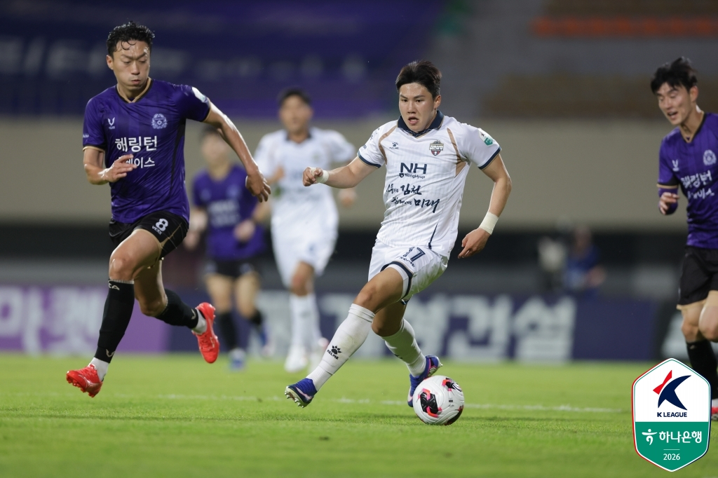 김천 상무 공격수 김주찬(가운데). /사진=한국프로축구연맹 제공