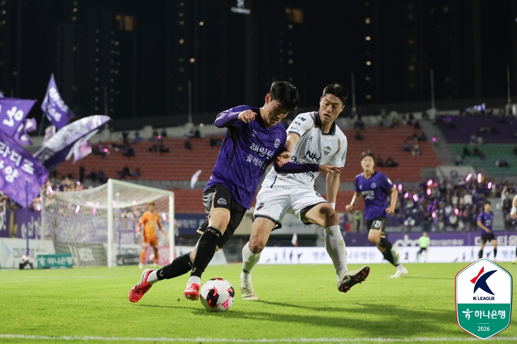이태희(왼쪽)와 이건희. /사진=한국프로축구연맹 제공