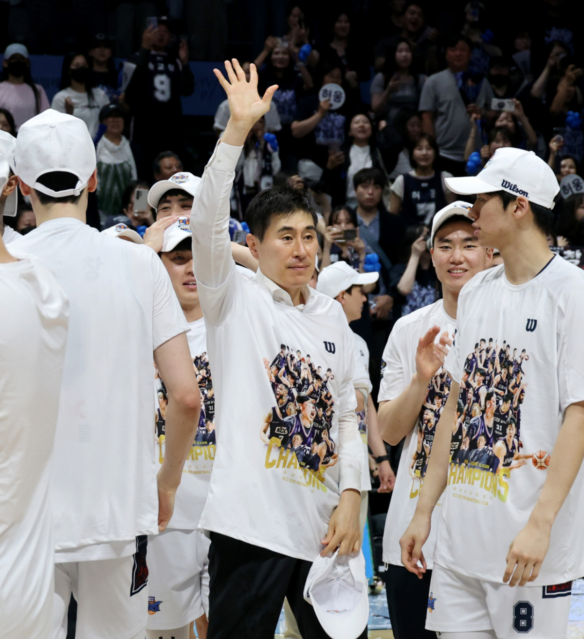 KCC 이상민 감독이 13일 고양체육관에서 열린 LG전자 2025-2026 프로농구 챔피언결정전 고양소노와 부산KCC 5차전에서 승리하며 우승한 후 자축하고 있다 . 2026.05.13. /사진=강영조 cameratalks@
