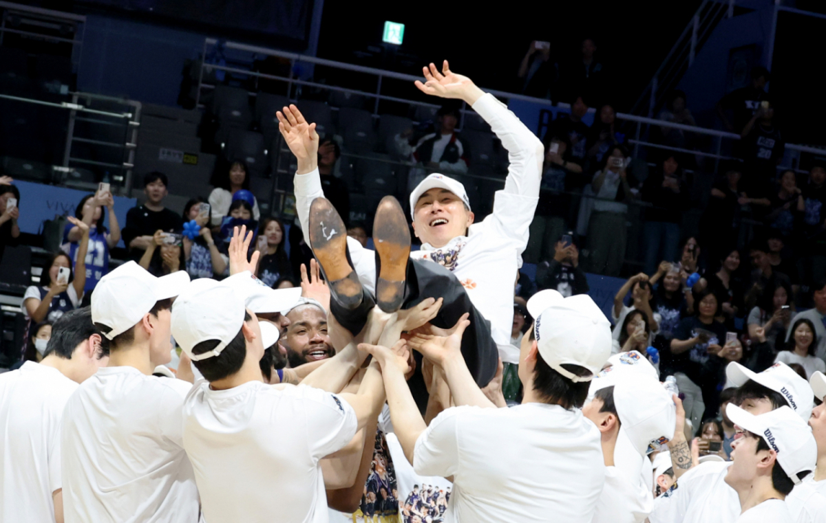 KCC 이상민 감독이 13일 고양체육관에서 열린 LG전자 2025-2026 프로농구 챔피언결정전 고양소노와 부산KCC 5차전에서 승리하며 우승한 후 선수들의 축하세리머니를 받고 있다 . 2026.05.13. /사진=강영조 cameratalks@