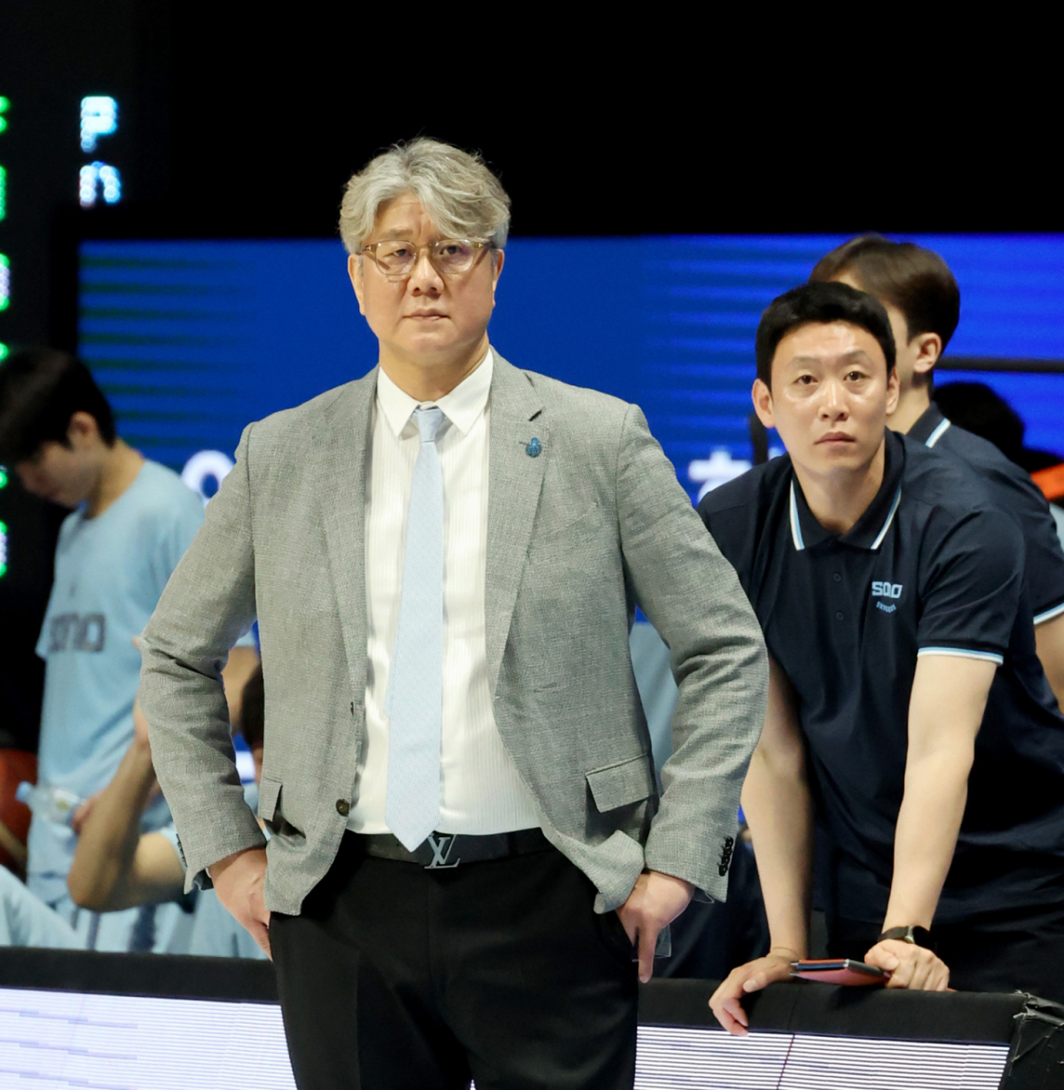 소노 손창환 감독이 13일 고양체육관에서 열린 LG전자 2025-2026 프로농구 챔피언결정전 고양소노와 부산KCC 5차전에서 코트를 응시하고 있다. .  2026.05.13.   소노 손창환 감독이 13일 고양체육관에서 열린 LG전자 2025-2026 프로농구 챔피언결정전 고양소노와 부산KCC 5차전에서 코트를 응시하고 있다. .  2026.05.13. /사진=강영조 cameratalks@