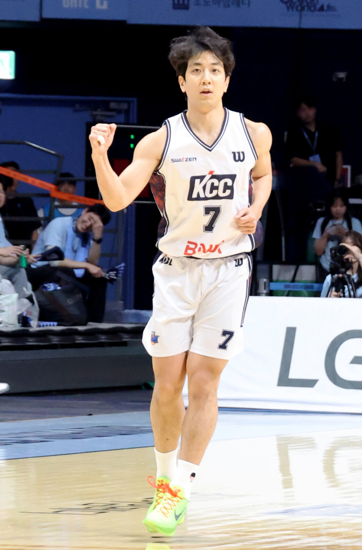 KCC 허훈이 13일 고양체육관에서 열린 LG전자 2025-2026 프로농구 챔피언결정전 고양소노와 부산KCC 5차전에서 3점슛을 성공한 후 자축하고 있다. .  2026.05.13. /사진=강영조 cameratalks@