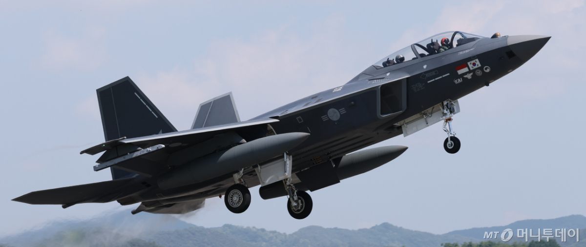 지난 13일 경남 사천비행장에서 KF-21(보라매) 시제기가 이륙하고 있다./사진=공동취재단