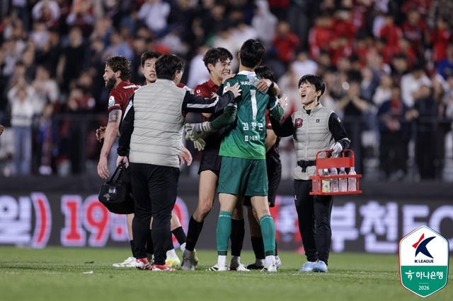 동료들의 축하를 받는 부천FC 골키퍼 김형근(가운데). /사진=한국프로축구연맹 제공
