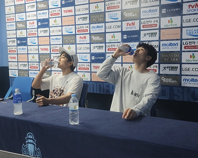 격한 우승 세리머니 직후 기자회견실에 들어온 허훈(왼쪽)과 허웅이 나란히 물을 마시고 있다. /사진=박수진 기자