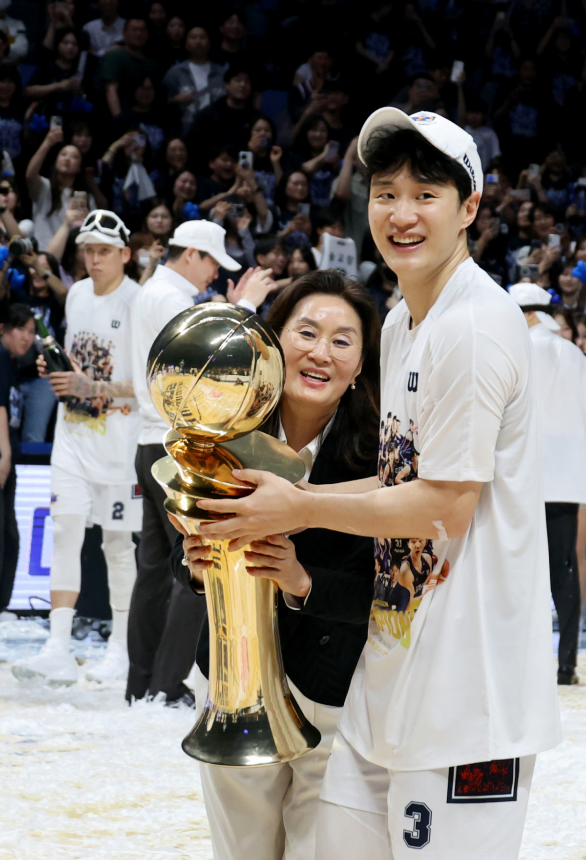 허훈이 13일 고양체육관에서 열린 LG전자 2025-2026 프로농구 챔피언결정전 고양소노와 부산KCC 5차전에서 승리하며 우승한 후 모친 이미수씨와 트로피세리머니를 하고 있다.  2026.05.13. /사진=강영조 cameratalks@