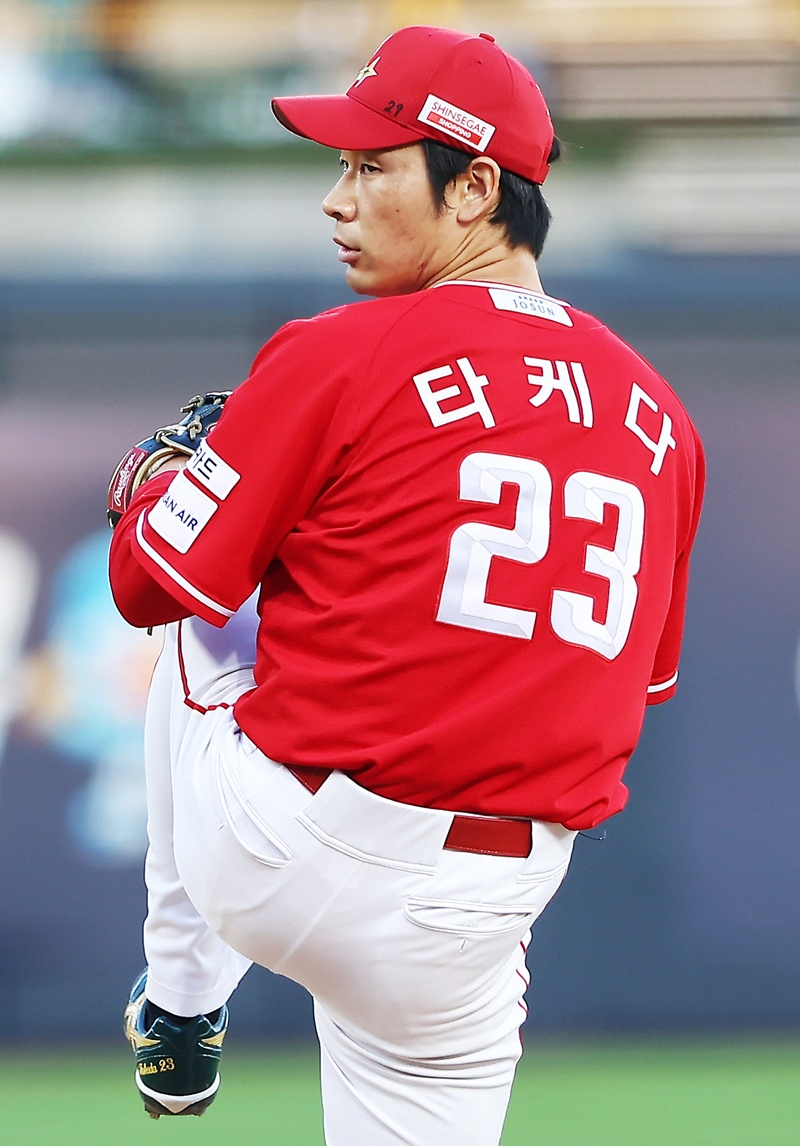 13일 KT전에서 투구하는 타케다.  /사진=SSG 랜더스