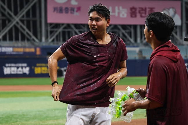 키움 히어로즈 박정훈이 13일 한화 이글스전에서 선발승을 따낸 뒤 동료들로부터 축하 물 벼락을 맞고 미소를 짓고 있다. /사진=키움 히어로즈 제공