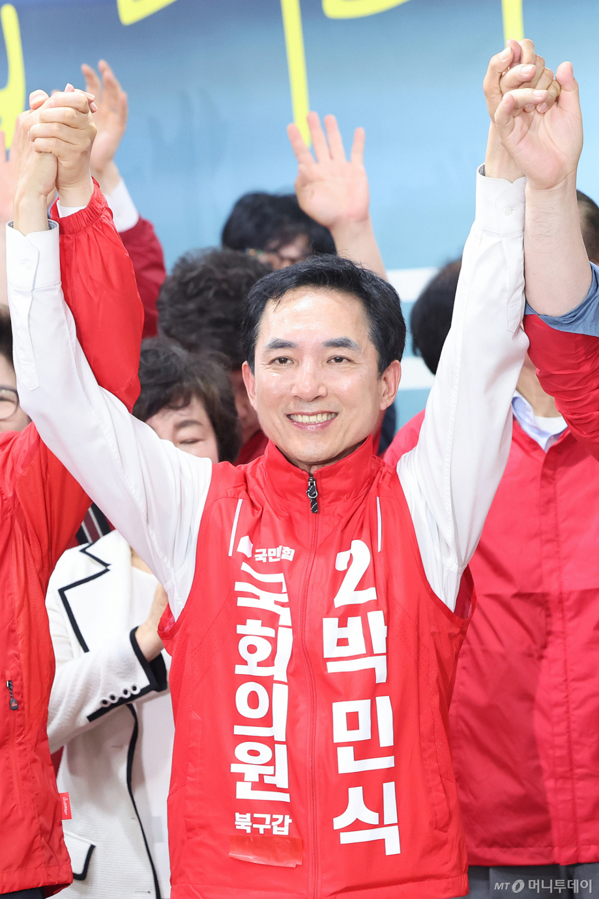 (부산=뉴스1) 신웅수 기자 = 부산 북갑 국회의원 보궐선거에 출마한 박민식 후보가 10일 부산 북구 박 후보 선거사무소에서 열린 선거사무소 개소식에서 참석자들과 손을 맞잡고 있다. 2026.5.10/뉴스1  Copyright © 뉴스1. All rights reserved. 무단 전재 및 재배포,  AI학습 이용 금지. /사진=(부산=뉴스1) 신웅수 기자