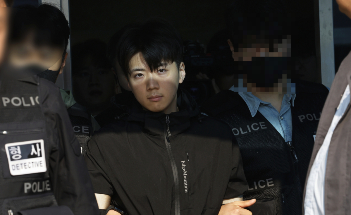 어린이날 광주 도심에서 일면식 없는 여고생을 살해해 살인·살인미수 등의 혐의를 받는 장윤기(23)가 14일 오전 광주 서부경찰서에서 검찰에 송치되고 있다/사진=뉴스1