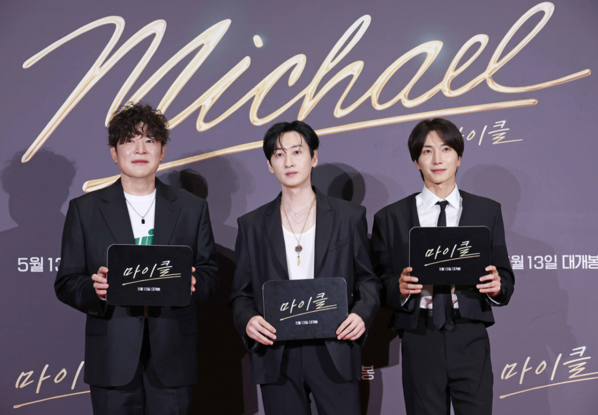 신동이 슈퍼주니어에서 마른 편에 속하는 은혁과 이특 옆에 나란히 선 모습. /사진=스타뉴스 