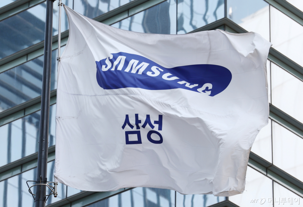 (서울=뉴스1) 김민지 기자 = 삼성전자 노사 협상이 사후조정에서도 합의점을 찾지 못해 총파업 위기가 고조되면서 정부의 긴급조정권도 거론되고 있는 가운데 13일 서울 서초구 삼성전자 본사 사옥에 걸린 삼성그룹 깃발이 바람에 펄럭이고 있다. 사후조정까지 무산되면서 노조는 예정대로 총파업 수순에 들어갈 가능성이 커졌다. 현재 노조는 21일부터 18일간 총파업을 예고한 상태다. 2026.5.13/뉴스1 Copyright © 뉴스1. All rights reserved. 무단 전재 및 재배포, AI학습 이용 금지. /사진=(서울=뉴스1) 김민지 기자