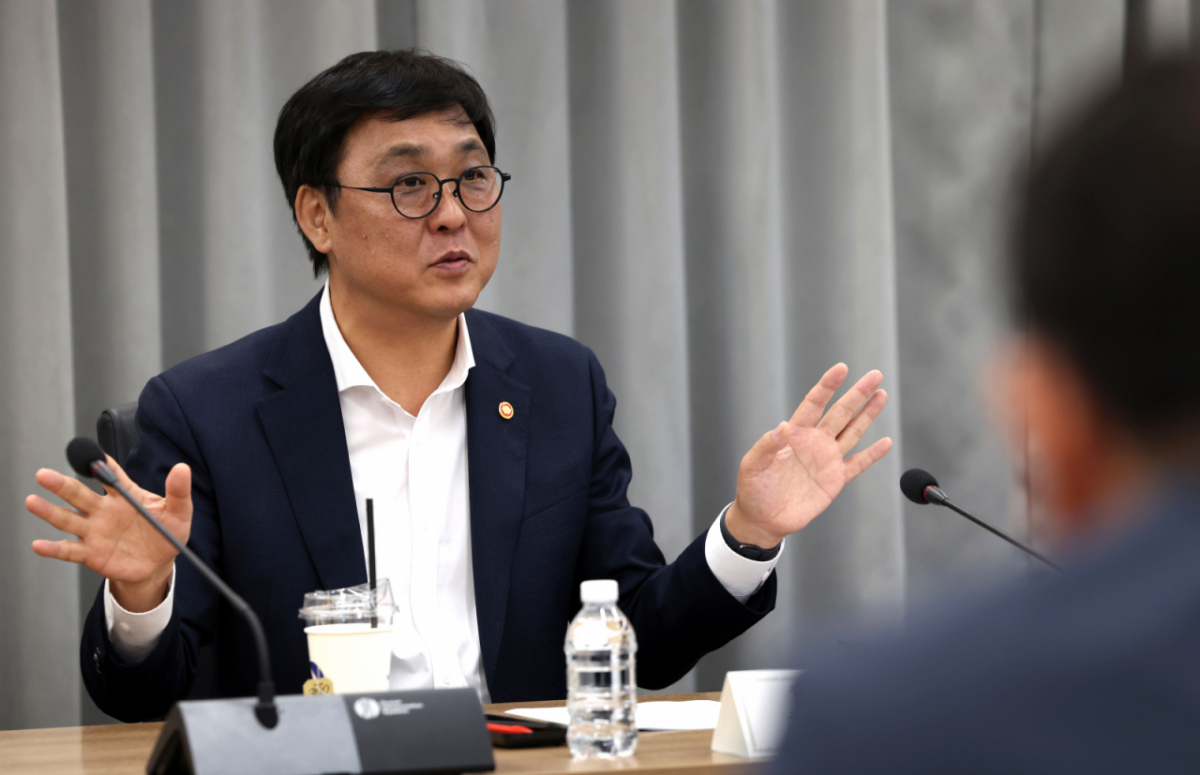 최휘영 문화체육관광부 장관이 지난달 30일 서울 종로구 국립현대미술관 서울관에서 열린 공공기관의 지역서점 도서 구매 활성화를 위한 간담회에서 발언하고 있다. /사진제공 = 문화체육관광부