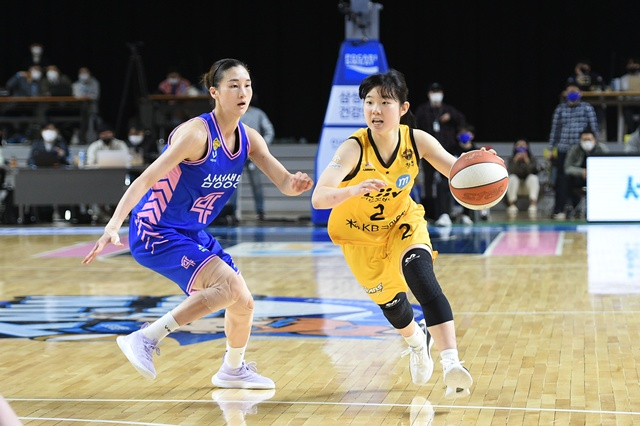 윤예빈(왼쪽)과 허예은. /사진=WKBL 제공
