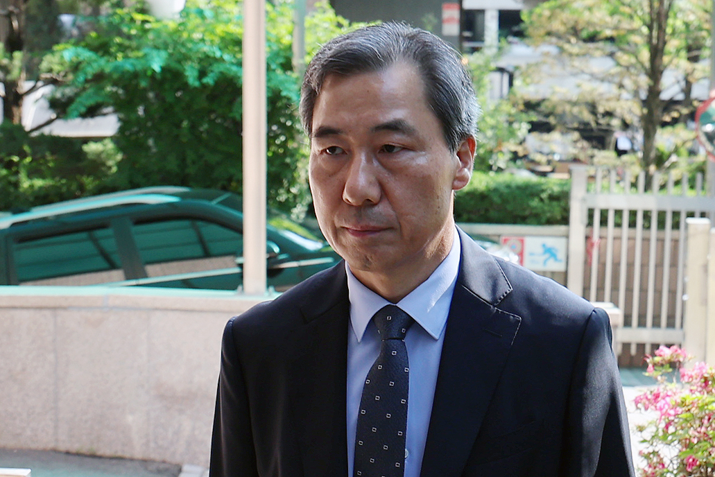 윤재순 전 대통령실 총무비서관이 '관저 이전 특혜 의혹' 사건 관련 피의자 조사를 받기 위해 14일 오전 경기 과천시 2차 종합특검팀 사무실에 출석하고 있다./사진=뉴시스