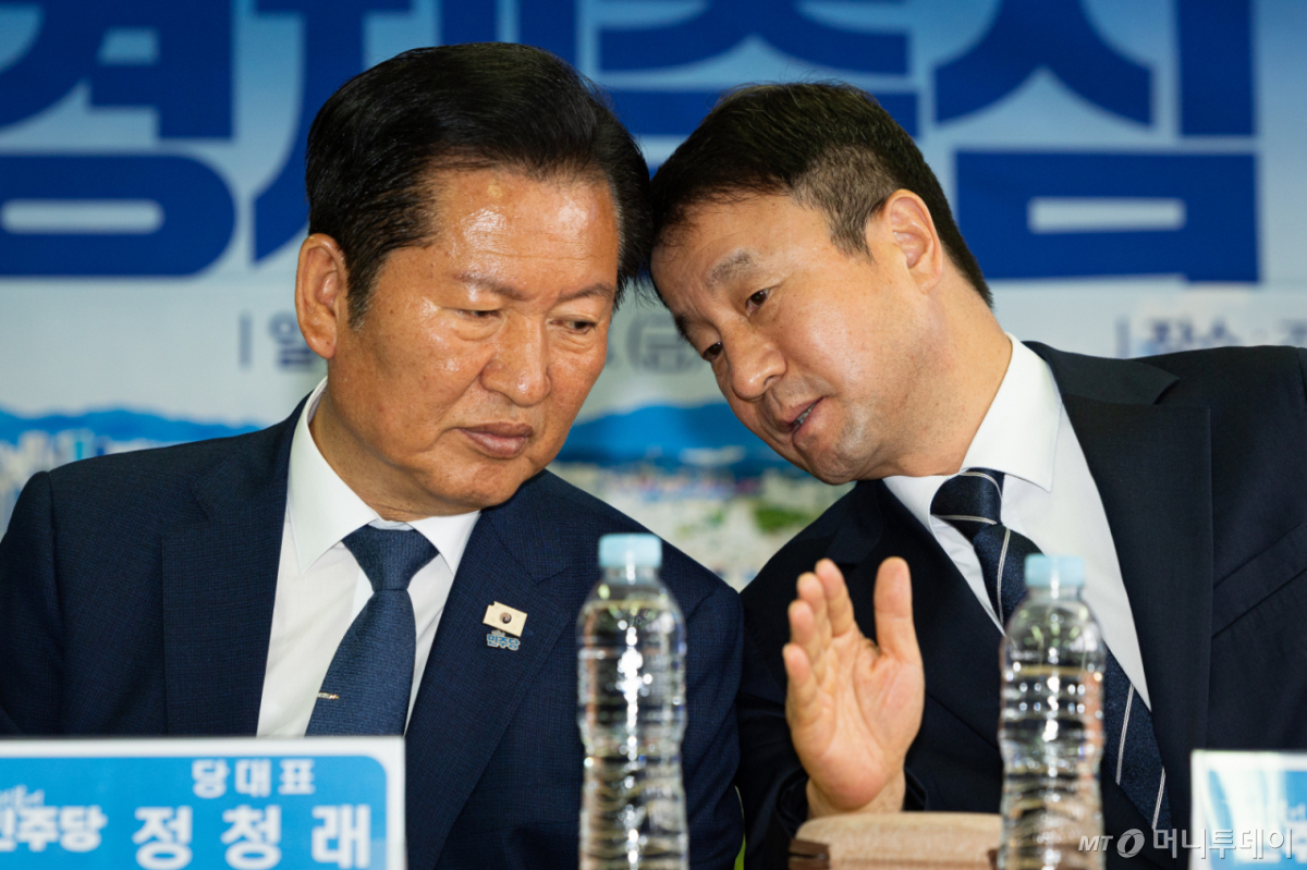 (서울=뉴스1) 유승관 기자 = 정청래 더불어민주당 대표와 한병도 원내대표가 8일 서울 송파구 조재희 송파구청장 후보 선거사무소에서 열린 현장최고위원회의에서 대화하고 있다. 2026.5.8/뉴스1  Copyright © 뉴스1. All rights reserved. 무단 전재 및 재배포,  AI학습 이용 금지. /사진=(서울=뉴스1) 유승관 기자