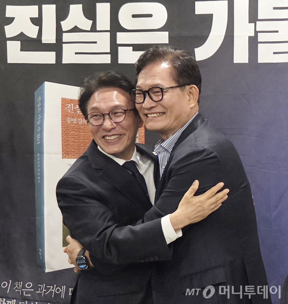 (대구=뉴스1) 이성덕 기자 = 김민석 국무총리가 28일 대구 수성구 그랜드호텔에서 열린 송영길 전 더불어민주당 대표의 출판기념회에 깜짝 방문해 송 전 대표와 기념사진을 촬영하며 포옹하고 있다. 2026.2.28/뉴스1 Copyright © 뉴스1. All rights reserved. 무단 전재 및 재배포, AI학습 이용 금지. /사진=(대구=뉴스1) 이성덕 기자