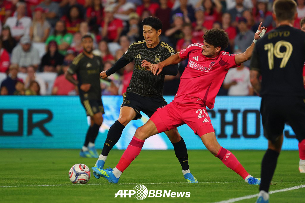 LAFC 손흥민이 14일(한국시간) 미국 세인트루이스의 에너자이저 파크에서 열린 2026 MLS 13라운드 원정 경기 세인트루이스 시티전에서 볼 경합을 펼치고 있다. /AFPBBNews=뉴스1