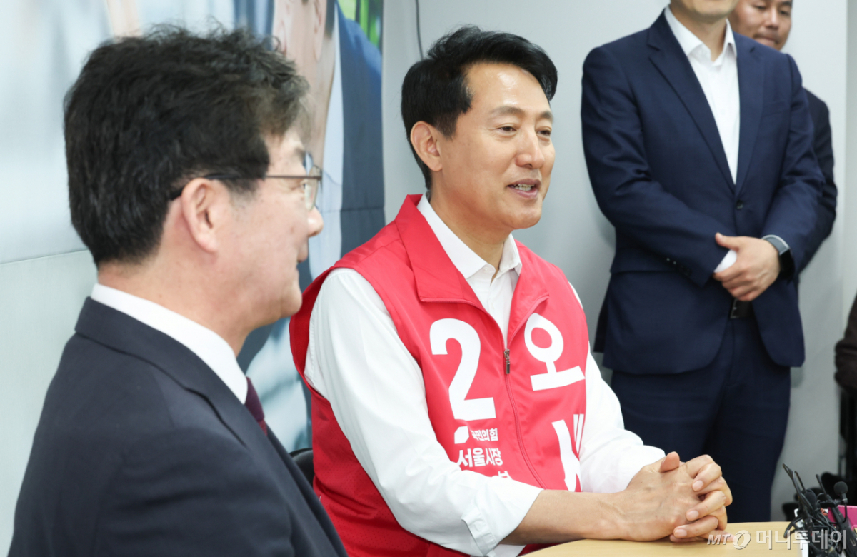 [서울=뉴시스] 최진석 기자 = 오세훈 국민의힘 서울시장 후보가 14일 오전 서울 종로구 선거캠프에서 유승민 전 의원을 접견하며 발언하고 있다. 2026.05.14. myjs@newsis.com /사진=최진석