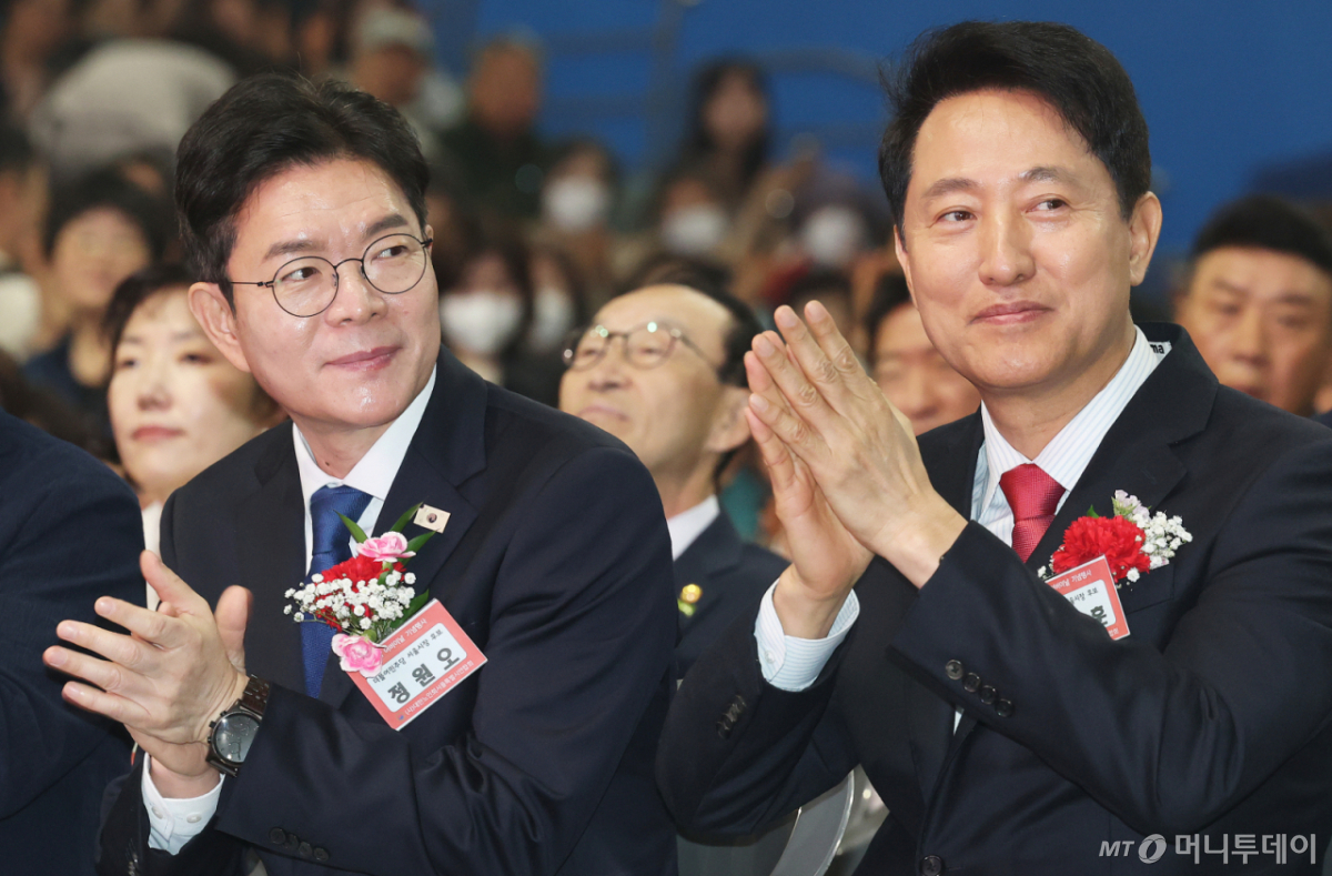 (서울=뉴스1) 오대일 기자 = 정원오 더불어민주당 서울시장 후보와 오세훈 국민의힘 서울시장 후보가 6일 서울 중구 장충체육관에서 열린 대한노인회 서울시연합회 제54회 어버이날 기념행사에서 나란히 손뼉을 치고 있다. 2026.5.6/뉴스1  Copyright © 뉴스1. All rights reserved. 무단 전재 및 재배포,  AI학습 이용 금지. /사진=(서울=뉴스1) 오대일 기자