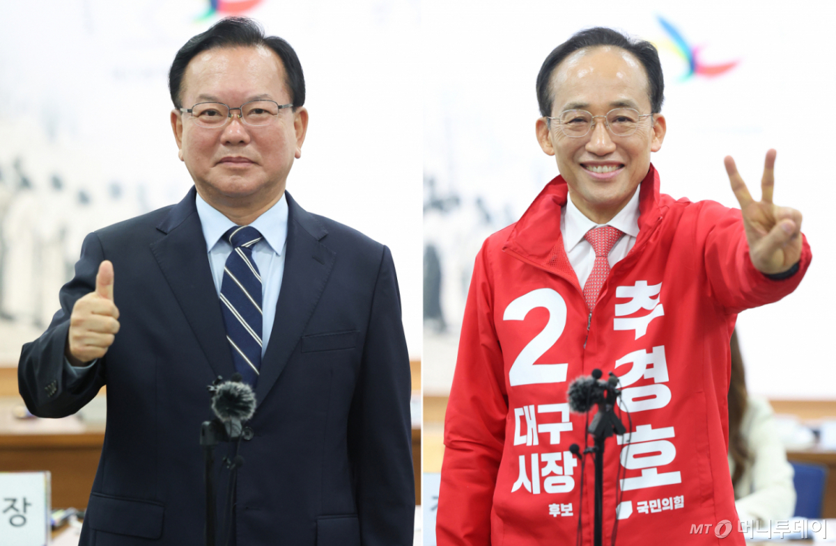[대구=뉴시스] 이무열 기자 = 김부겸 더불어민주당 대구시장 예비후보와 추경호 국민의힘 대구시장 예비후보가 14일 오전 대구 서구 대구시선거관리위원회에서 6·3 지방선거 대구시장 후보자 등록을 마친 뒤 기념촬영을 하고 있다. 2026.05.14.  /사진=이무열