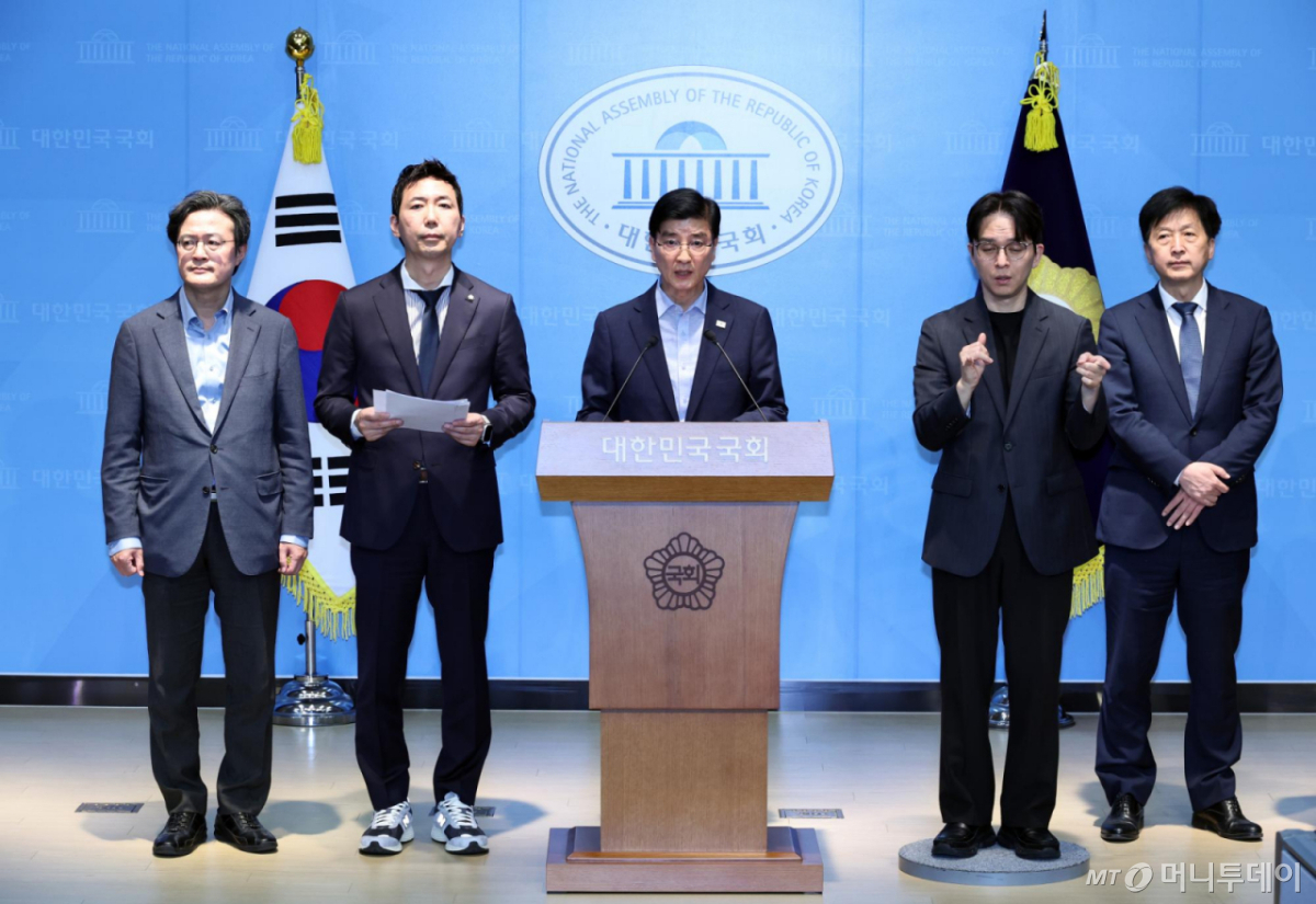 [서울=뉴시스] 김금보 기자 = 정원오 더불어민주당 서울시장 후보 캠프 총괄선거대책위원장인 이해식 의원을 비롯한 선대위 소속 의원들이 14일 오전 서울 여의도 국회 소통관에서 정 후보를 둘러싼 의혹을 제기하는 국민의힘과 오세훈 서울시장 후보를 규탄하고 있다. 2026.05.14. kgb@newsis.com /사진=김금보