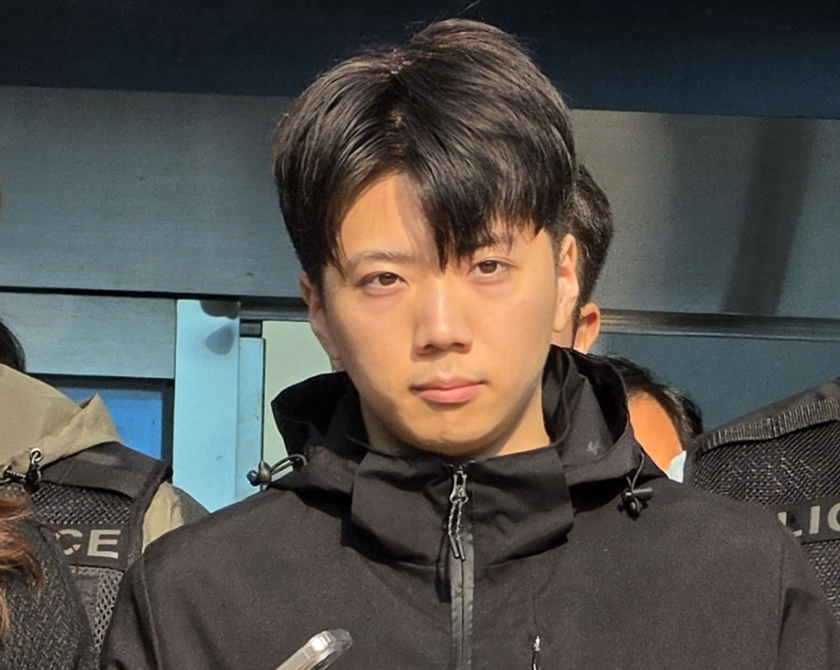 어린이날 광주 도심에서 일면식 없는 여고생을 살해해 살인·살인미수 등의 혐의를 받는 장윤기(23)가 14일 오전 광주 서부경찰서에서 검찰에 송치되고 있다/사진=뉴스1