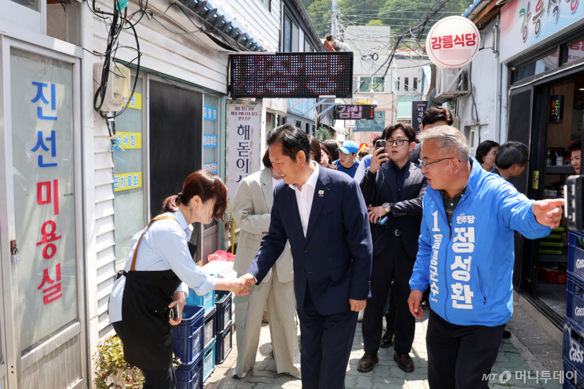 (울릉=뉴스1) 황기선 기자 = 정청래 더불어민주당 대표가 14일 경북 울릉군 저동 시가지에서 주민들과 인사를 나누고 있다.  2026.5.14/뉴스1  Copyright © 뉴스1. All rights reserved. 무단 전재 및 재배포,  AI학습 이용 금지. /사진=(울릉=뉴스1) 황기선 기자