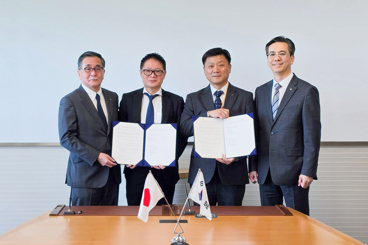 13일(수) 일본 도쿄의 이토추상사 본사에서 현대건설 이한우 대표, 이상배 플랜트사업본부장, 이토추상사 카나이 마사시 도시환경‧전력인프라 부문장, 츠바이 히로유키 머시너리 컴퍼니 사장(오른쪽부터 차례대로) 등 주요 경영진들이 업무협약을 체결한 후 기념사진을 촬영하고 있다./사진제공=현대건설