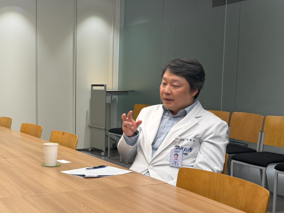 조원상 서울대병원 신경외과 교수가 지난 13일 서울 종로구 서울대병원 의생명연구원에서 진행한 머니투데이와의 인터뷰에서 뇌혈관 미세수술 로봇 개발 과제에 대해 설명하고 있다./사진제공=리브스메드