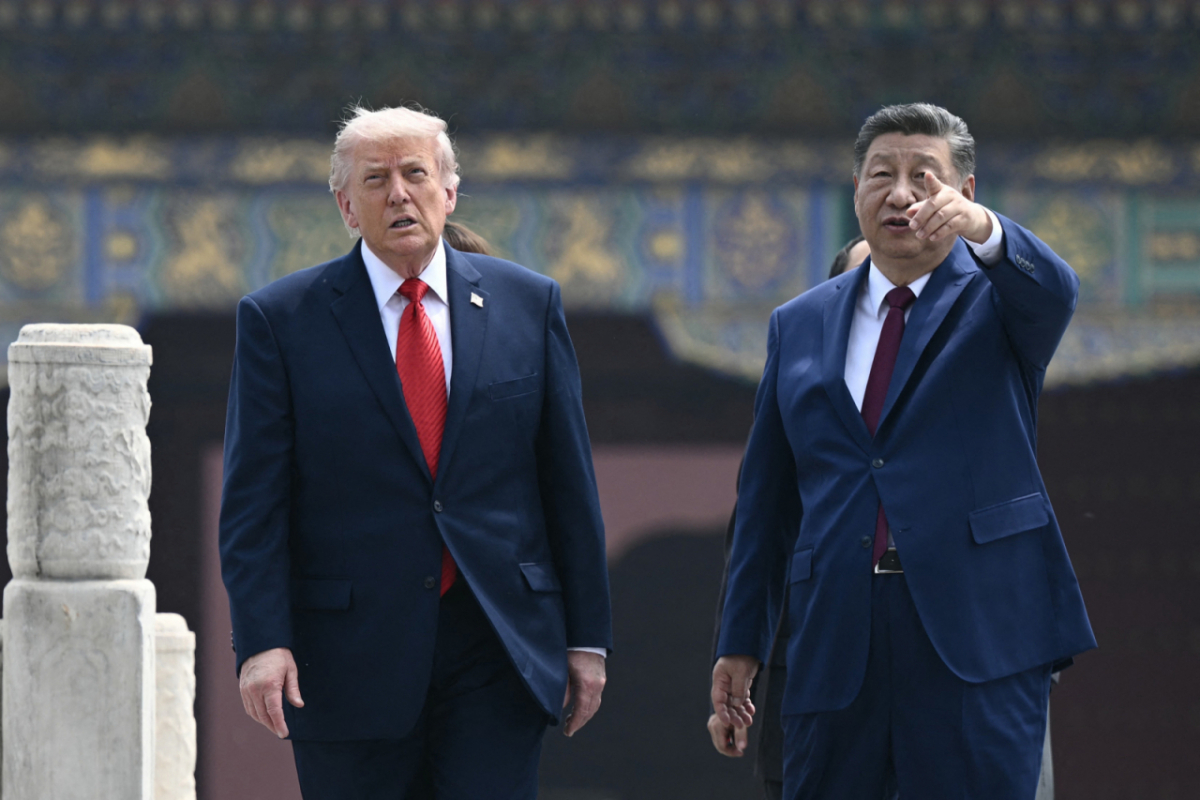 (베이징 AFP=뉴스1) = 도널드 트럼프 미국 대통령과 시진핑 중국 국가주석이 14일 베이징 인민대회당에서 회담을 한 뒤 유네스코 세계문화유산인 톈탄공원(천단공원)을 찾아 담소를 나누고 있다. 2026.05.14  ⓒ AFP=뉴스1  Copyright © 뉴스1. All rights reserved. 무단 전재 및 재배포,  AI학습 이용 금지. 