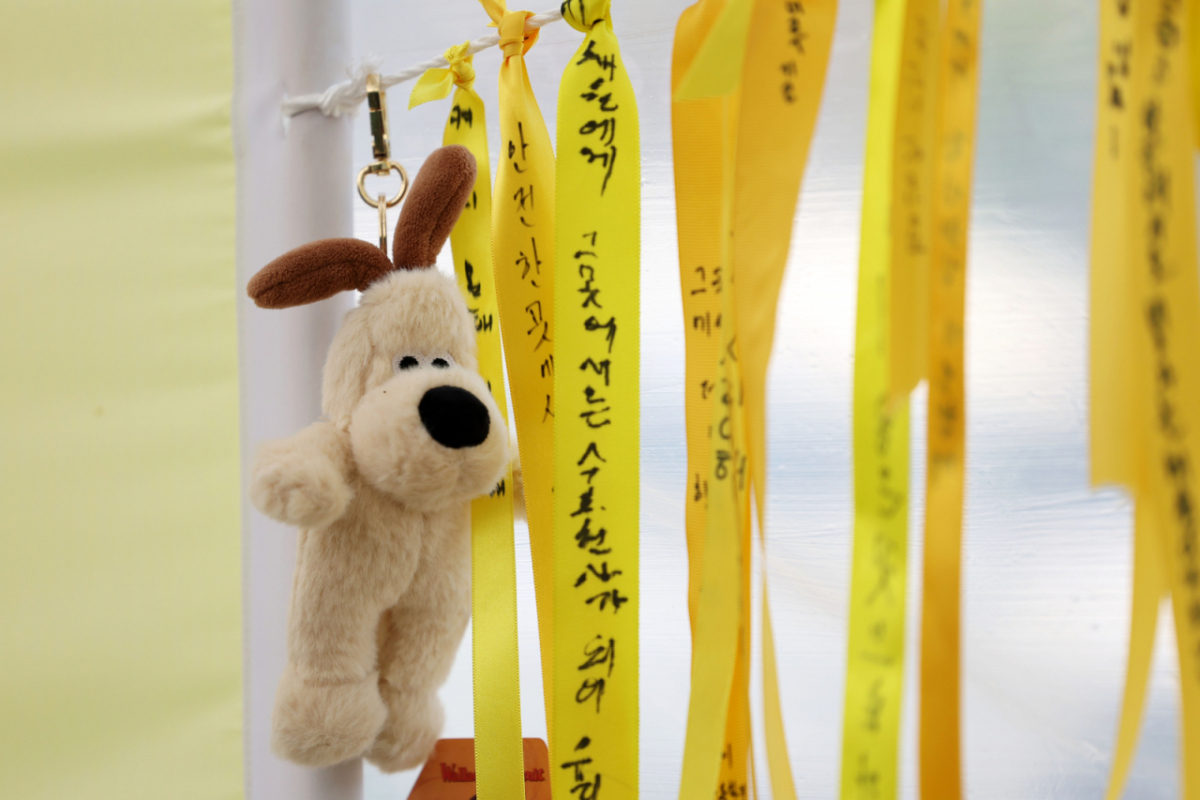 지난 13일 오후 광주 광산구 월계동 피습 여고생 추모 공간에 인형과 함께 추모 메시지가 남겨져 있다/사진=뉴스1