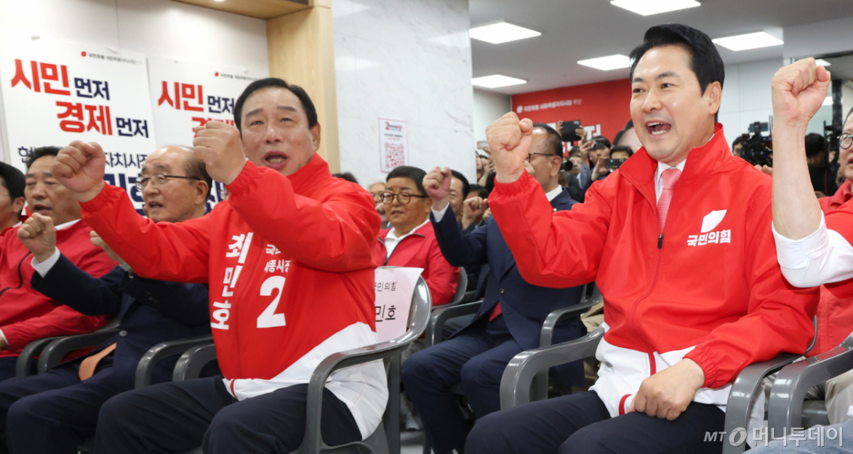 (세종=뉴스1) 김기남 기자 = 장동혁 국민의 힘 당대표가 14일 세종시 나성동 최민호 국민의 힘 세종시장 후보 선거사무소 개소식에 참석하여 선거승리 화이팅을 외치고 있다. 2026.5.14/뉴스1  Copyright © 뉴스1. All rights reserved. 무단 전재 및 재배포,  AI학습 이용 금지. /사진=(세종=뉴스1) 김기남 기자