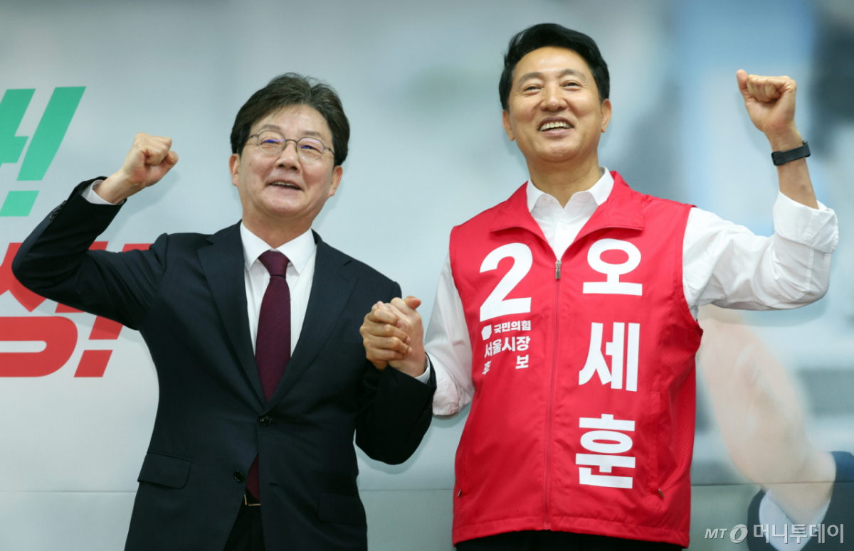 [서울=뉴시스] 최진석 기자 = 오세훈 국민의힘 서울시장 후보가 14일 오전 서울 종로구 선거캠프에서 유승민 전 의원과 기념촬영하고 있다. 2026.05.14. myjs@newsis.com /사진=최진석