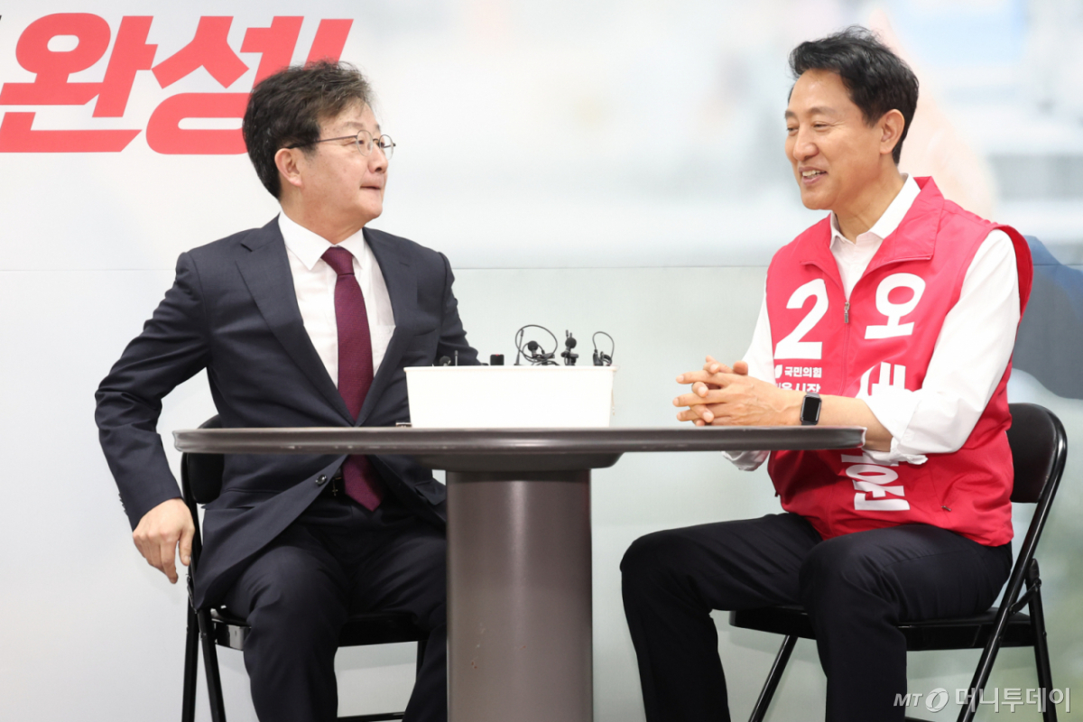 [서울=뉴시스] 최진석 기자 = 오세훈 국민의힘 서울시장 후보가 14일 오전 서울 종로구 선거캠프에서 유승민 전 의원을 접견하며 발언하고 있다. 2026.05.14. myjs@newsis.com /사진=최진석