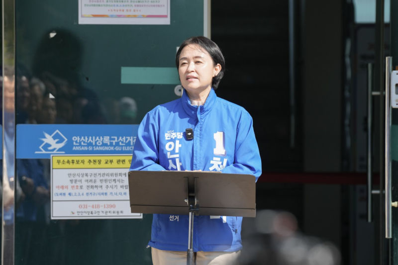 천영미 더불어민주당 안산시장 후보가 본후보 등록을 마치고 소회를 밝히고 있다./사진제공=천 후보 캠프 측