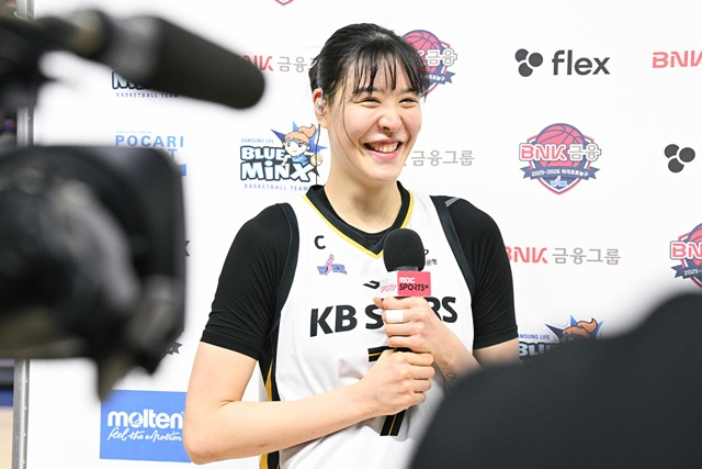 인터뷰에 임하고 있는 박지수. /사진=WKBL 제공