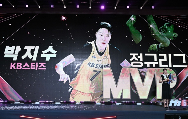 정규리그 MVP를 수상한 박지수. /사진=WKBL 제공