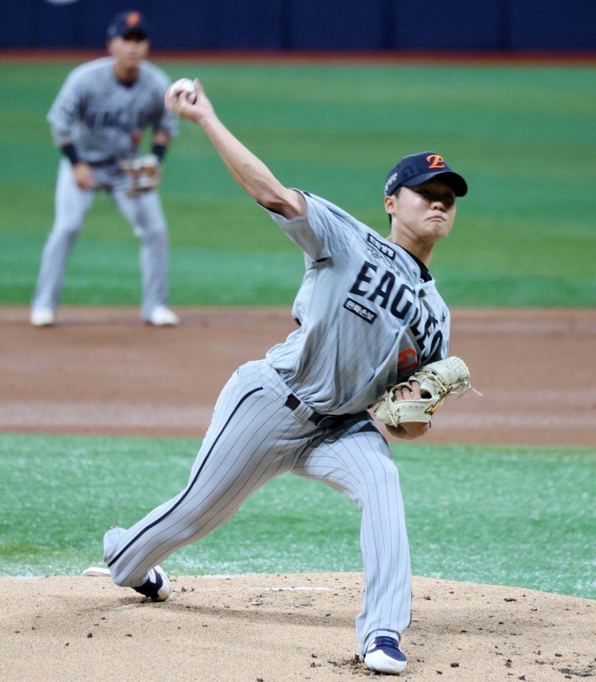 한화 이글스 정우주가 14일 고척스카이돔에서 열린 2026 신한 SOL KBO리그 키움 히어로즈전에서 선발 등판해 역투를 펼치고 있다. /사진=강영조 선임기자