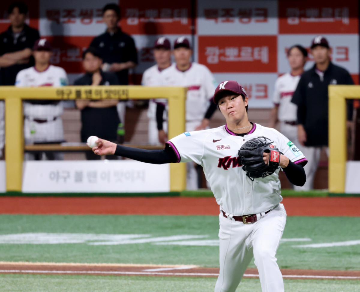 키움 히어로즈 안우진이 14일 고척스카이돔에서 열린 한화 이글스와 2026 신한 SOL KBO리그 홈경기에 선발 등판해 5회초 번트 타구를 잡아 3루로 송구하고 있다. /사진=강영조 선임기자