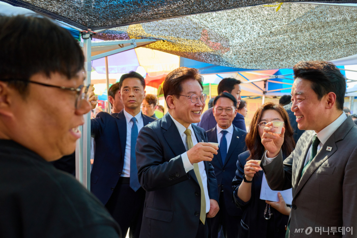 (서울=뉴스1) 허경 기자 = 이재명 대통령이 14일 경기 성남 모란민속 5일장을 방문해 강훈식 비서실장과 음료를 마시며 대화하고 있다. (청와대 제공. 재판매 및 DB 금지) 2026.5.14/뉴스1  Copyright © 뉴스1. All rights reserved. 무단 전재 및 재배포,  AI학습 이용 금지. /사진=(서울=뉴스1) 허경 기자